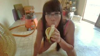 Фембой обожает бананы