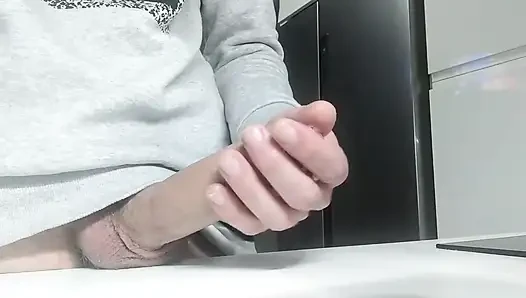 Büyük yarak 1 hafta sonra boşalmayı boşaltıyor, kalın dölle oynuyor