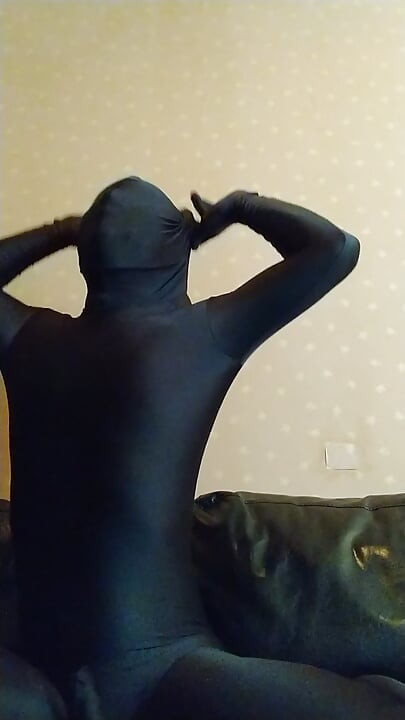 I masturbated comfortably with no makeup, muzzle and nose hook, and full body tights!