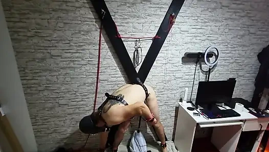 Машина для траха неустанно долбит зияющие дырки зрелой шлюшки