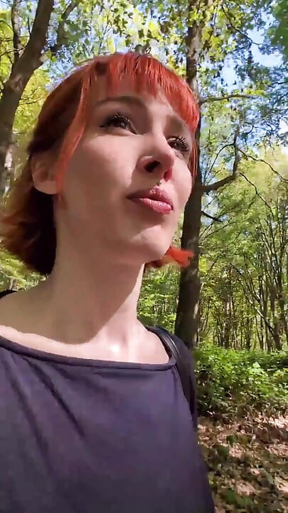 Une jolie fille jouit fort dans la nature