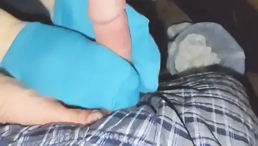 Kaus kaki biru seksi ngocok kontol dengan kaus kaki