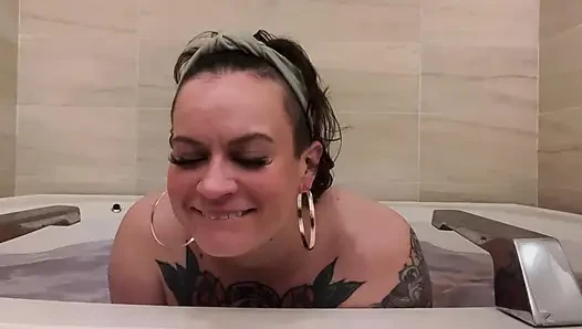 Cewek semok bertato lagi asik mainin memeknya di bak mandi dan vapes