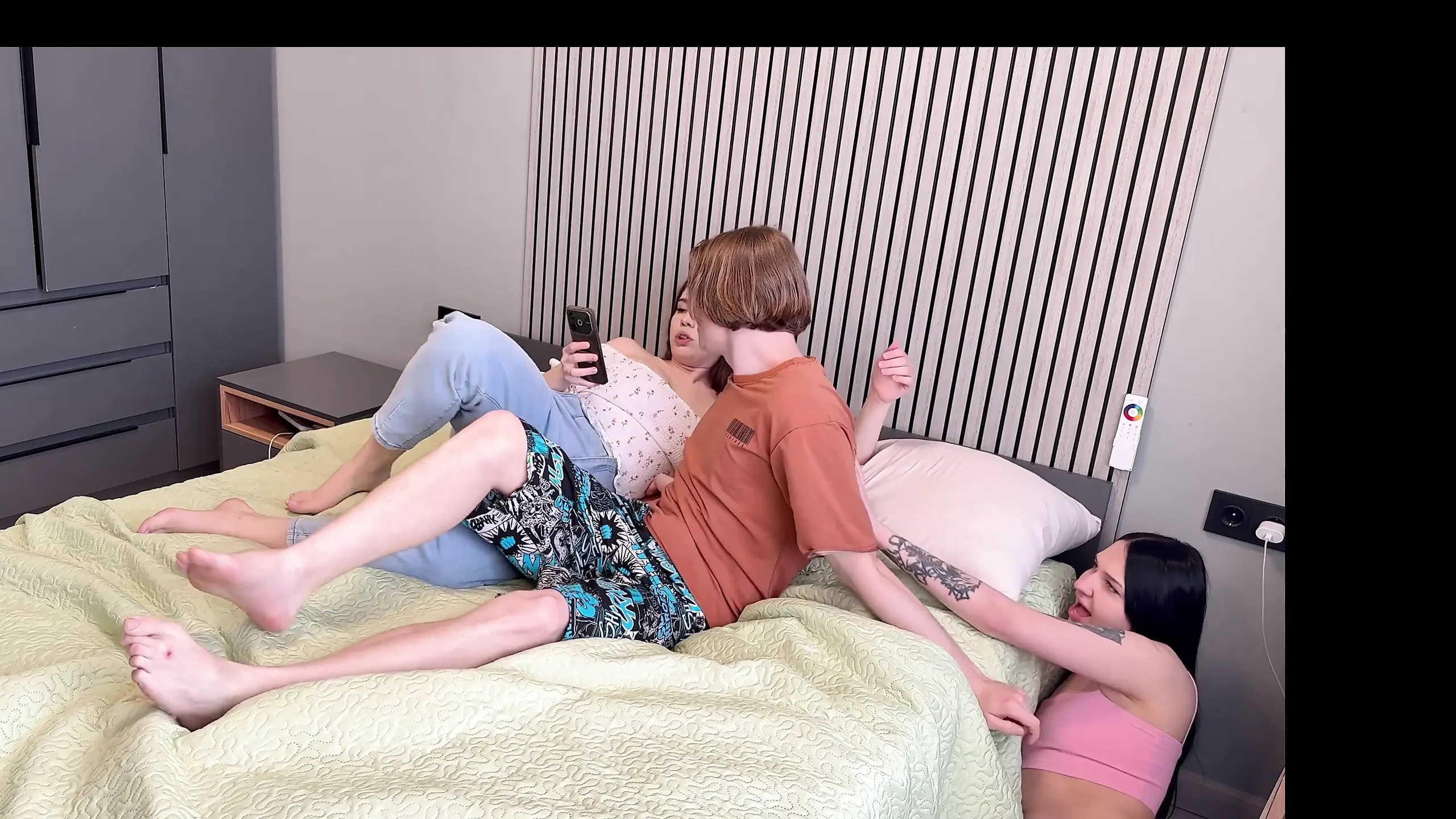 我的男朋友就在我面前和他的继妹发生性关系