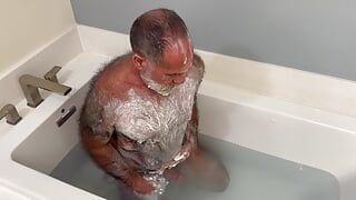 Branlette dans la baignoire de fourrure mouillée