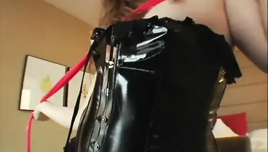 Dominatrix oral seks için itaatkar olmayı deniyor