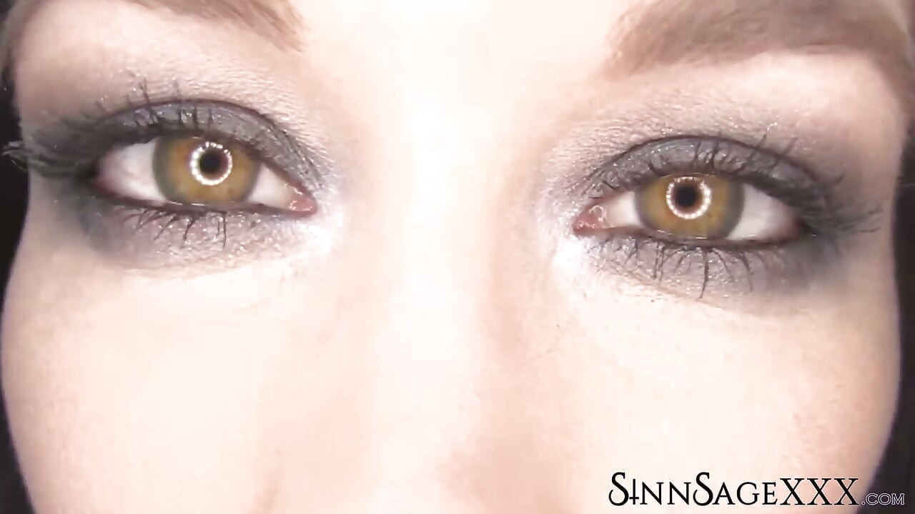 Sinn Sage destaca belos olhos de Hazel em close-up para vista da câmera
