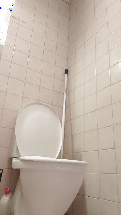 HEETE MASTURBATIE IN DE BADKAMER, DILDO, DIKKE BUIK, KLEINE CLITORIS, VIBRATOR, ECHTE TIETEN