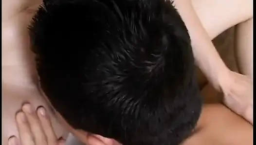 Şanslı sürtük banyoda erkek arkadaşıyla aynı anda yarak emiyor