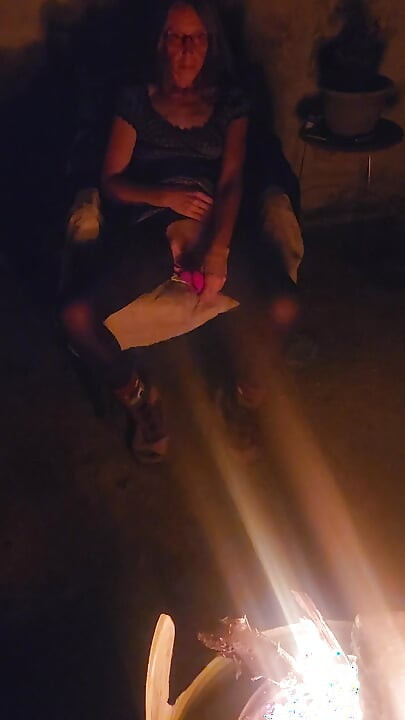Goode Girl lagi asik fingering dan ngentot dirinya sendiri di halaman belakang rumah