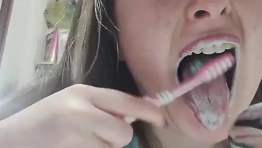 Чистка зубов