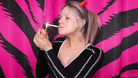 Ich rauche eine Zigarette wunderschön und berühre mich selbst!