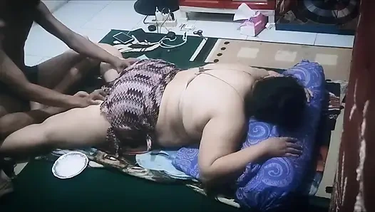 Mollige witwe wird während der massage geil