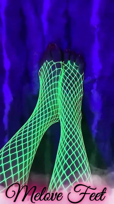 Små asiatiska fötter med långa tår i grönt neon fisknät
