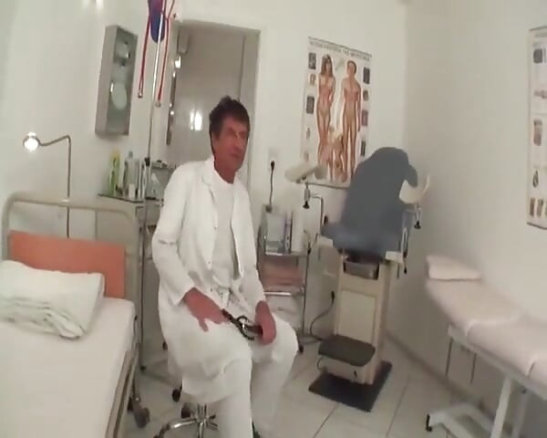 饥渴的护士在诊所里被狠操