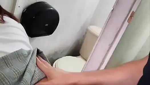 Aku menyetubuhi teman sekelasku di kamar mandi
