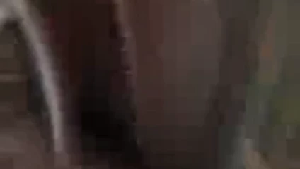 Garota louca com vibrador de vidro