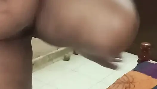 Wanita Tamil pura-pura melepas pakaiannya di depan suaminya
