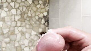 Masturbación con la mano en el ducha