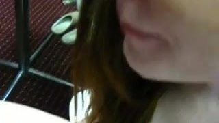 Une femme adultère reçoit une éjaculation dans la bouche par une grosse bite noire