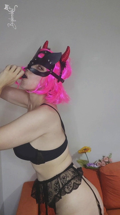 Бъди изкушен от циците и котешката ми маска, докато се задоволявам