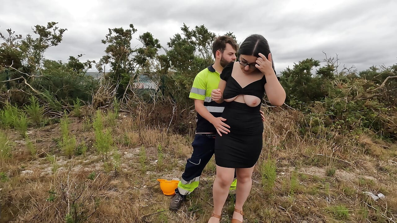 FROM WORK to TEMPTATION: Worker and Stranger LET THEMSELVES BE CARRIED AWAY IN PUBLIC