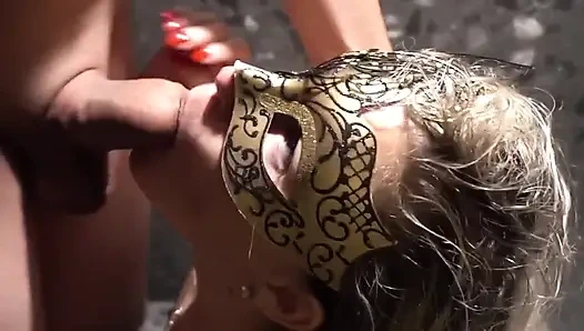 Maskeli kadın duşta oral seks