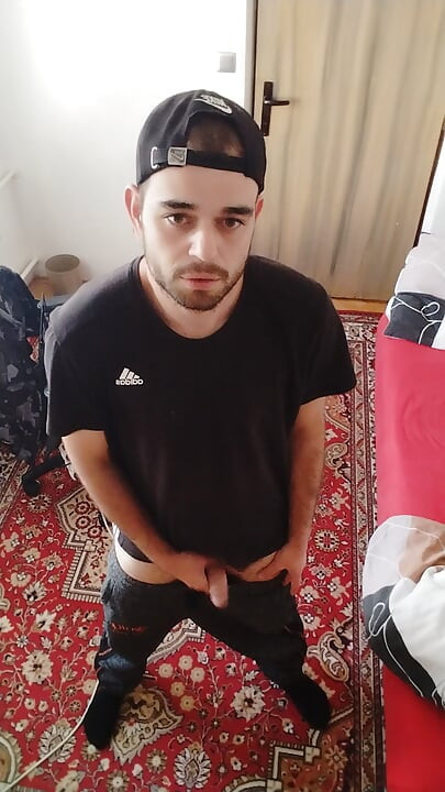 我在家里穿着T恤的高潮