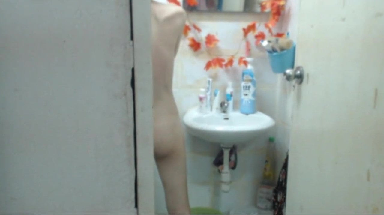 Prim-plan: sex cu ejaculare în pizdă rasă