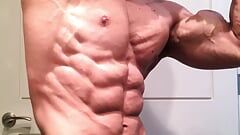 Opgekrikte bodybuilder Benji Bastian buigt zijn enorme, versnipperde, spieren