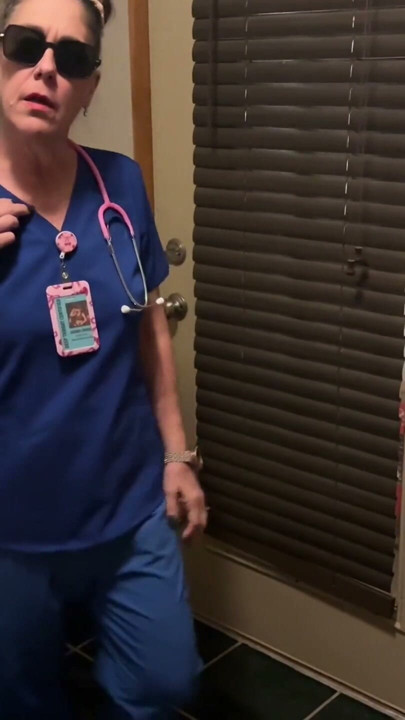A enfermeira Cherry de 55 anos tem de deixar de ser madrasta para poder ser enfermeira e fazer uma extração no enteado de 35 anos! | Clipe 1