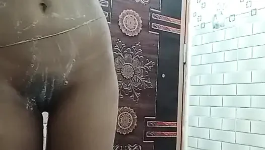 Секс-видео в душе девушка дези принимает душ и показывает ее красивую киску дези XXX