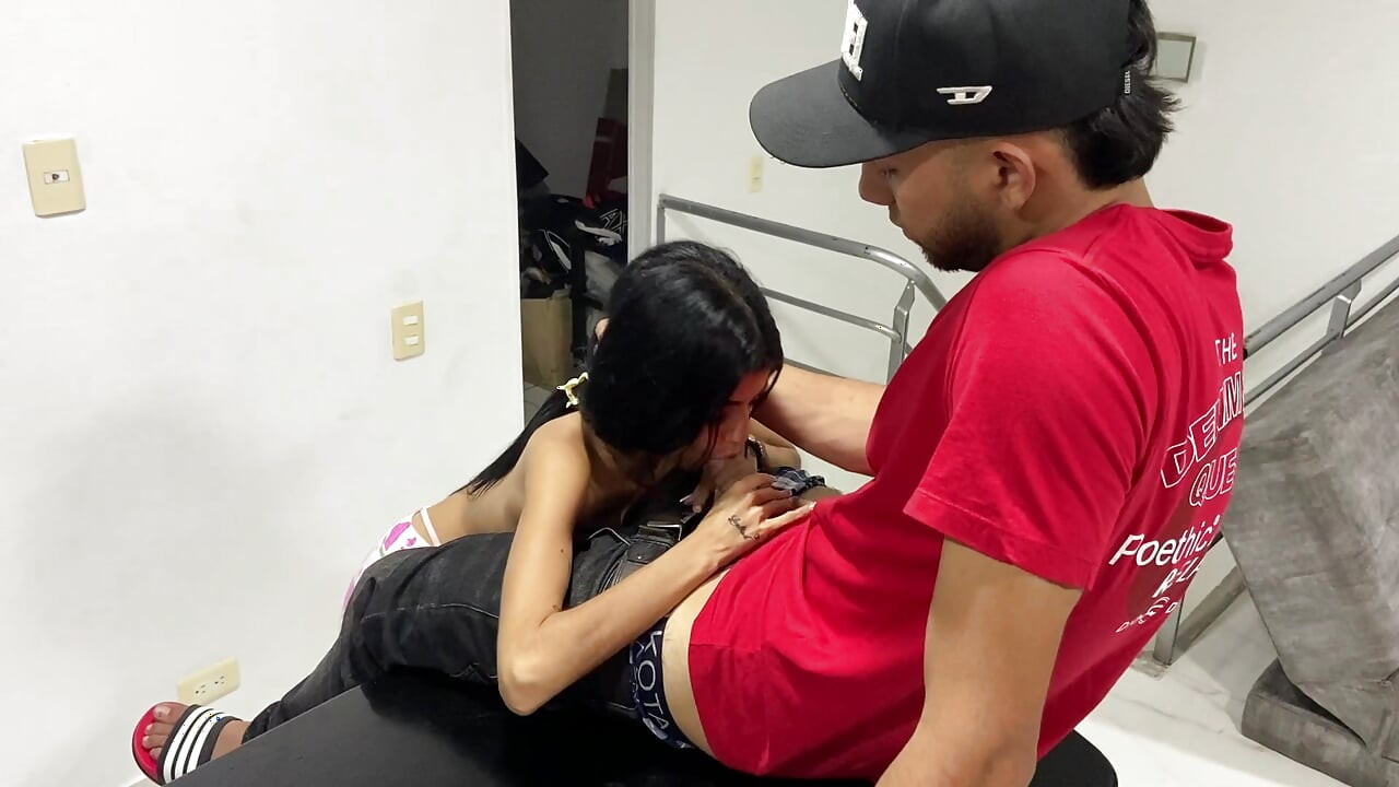 Adik tiriku yang cantik lagi rabun di dapur dan aku bikin dia sange berat supaya aku bisa ngentot memeknya sampai dia orgasme.