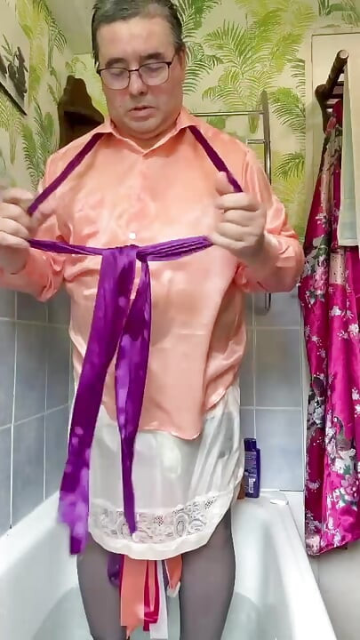 ヴィンテージメイド服で服を着てお風呂に入り、服を脱ぐ