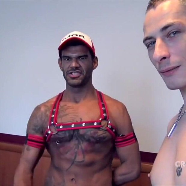 Блондинку-твинка трахнул грубо латинский верхний член XXL