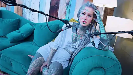 Aku berbicara tentang G - Grattitude- ASMR podcast SFW berbicara dengan gadis kurus gothic model tato rambut gimbal