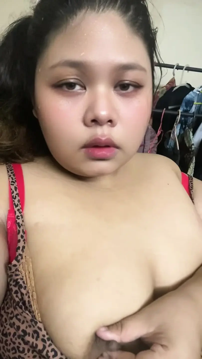 我的菲律宾继妹脱下她的头巾，用她的电话为我制作了这部视频。