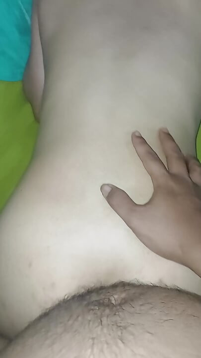 큰 젖탱이를 가지고 젖탱이를 빨아