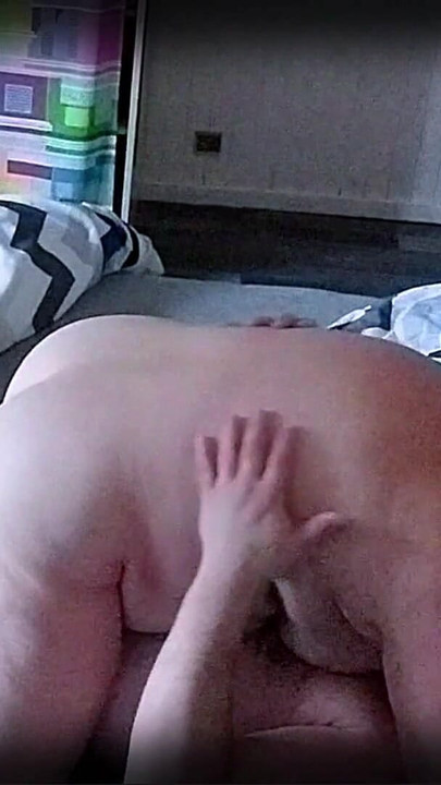 Mamá en equitación y termina de correrse al estilo perrito bajo los golpes de la polla | Clip 1