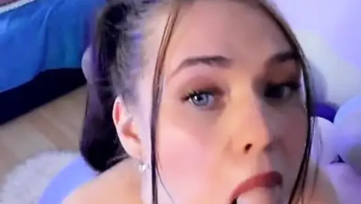 Omg! Onun büyük yarağını emmeyi çok seviyorum