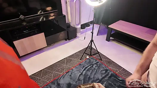 Tiga pria membawa saya ke ruang tamu saya