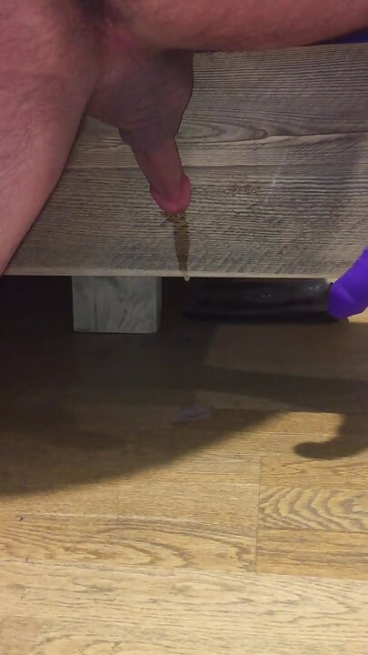 Ordenhando dois orgasmos arruinados usando o vibrador do meu colega de quarto com muitos gemidos altos