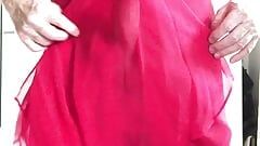 Кроссдрессер Сара выстреливает сперму в сексуальном красном платье