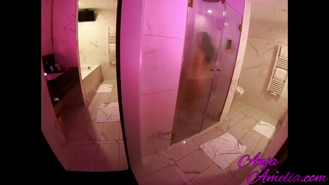 샤워 중 가장 친한 친구와 섹스하고 정액을 먹는 통통한 미녀