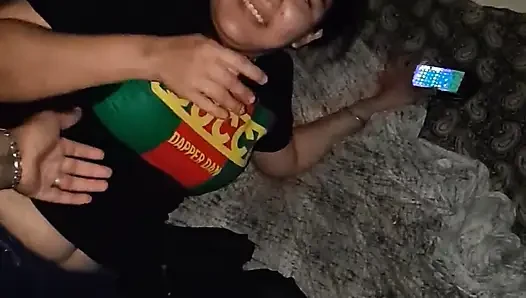 Üvey kız kardeşimle çabucak, kıyafetlerini giyiyorum