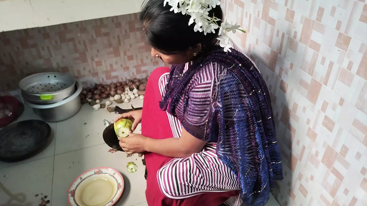 Tôi đụ chị dâu trong nhà bếp