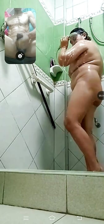 buat panggilan video seks dengan isteri aku yang berpunggung besar