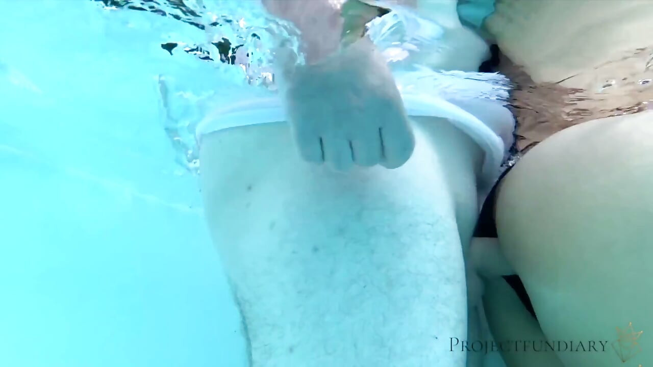 Sexe sous l'eau à la piscine avec masque de plongée