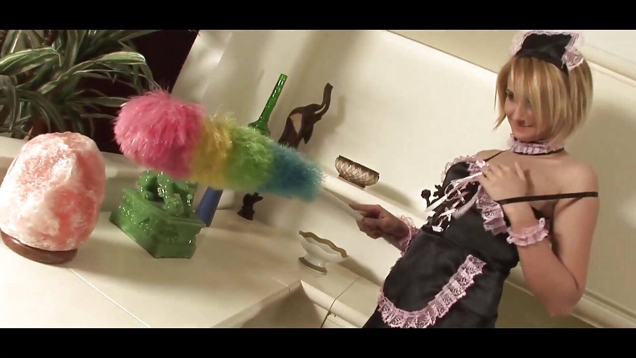 Blonde Bombshell dalam pakaian dalam menghisap dan menunggang zakar dengan liar