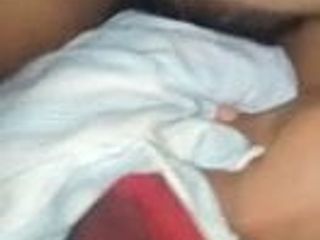 Збуджена шрі-ланкійська матуся треться кицькою об подушку